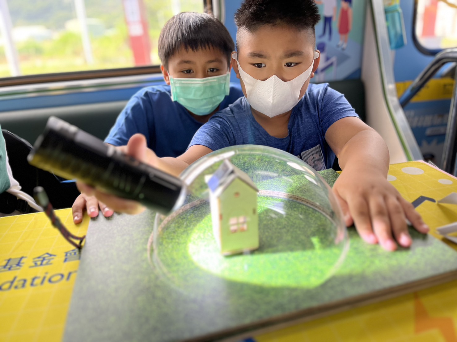 DB真人旗舰參與基礎科學主題車廂，以STEAM教學精神，設計「逐日科學家」、「太陽能工程師」以及「淨零建築師」三大能源科普課程和實驗